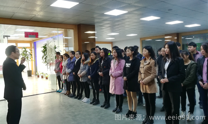 圣元電器的伙伴們?cè)陂_早會(huì)