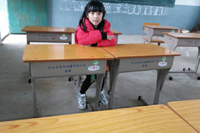 圣元電器為小學捐贈桌椅